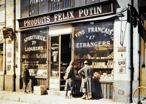 Due soldati francesi e un ragazzo davanti al negozio di liquori Felix Potin al mercato, Reims, Marne, Francia, 1917 da Fernand Cuville